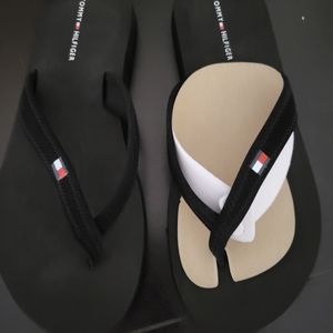 Tommy Hilfiger women's flip- flop sandals. Black. Size 8M